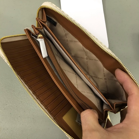 Michael Kors jet set travel wallet - Picture 11 of 11